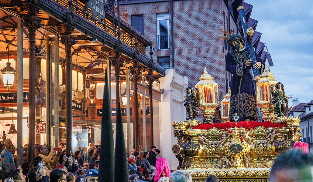 El Gran Poder su paso por el mercado de San Miguel.