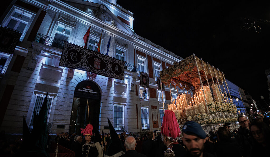 La Virgen a su paso por la madrileña Puerta del Sol.