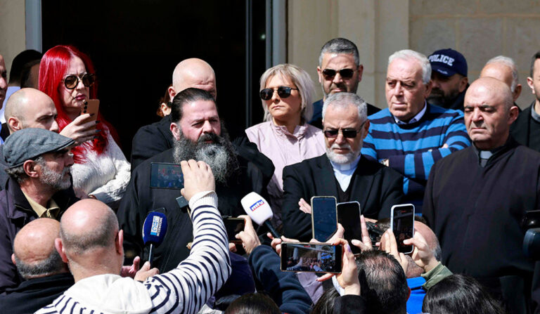El Raï (sin pelo) con otros sacerdotes.