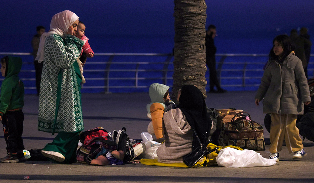 Vecinos desplazados de Beirut acampan el lunes en el paseo marítimo.