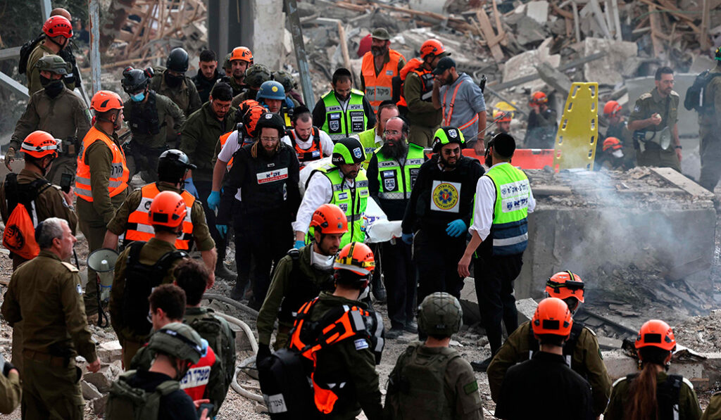 Evacuación de las víctimas (ocho mortales) de un misil iraní en Bet Shemesh (Israel).