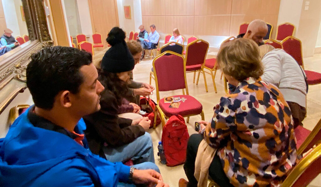 El grupo de Miravete en el sótano de su hotel durante un ataque.