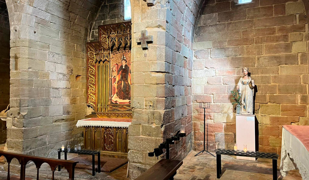 Las capillas laterales tienen enterrados a leridanos ilustres.