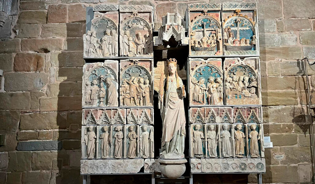 Este retablo de santa Lucía parece de madera, pero es de piedra.