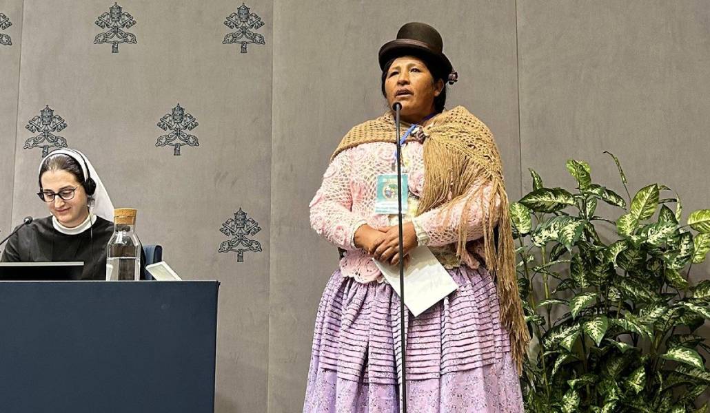 La indígena Yolanda Flores ha relatado el impacto de la industria minera en su comunidad. Foto: Vatican Media.