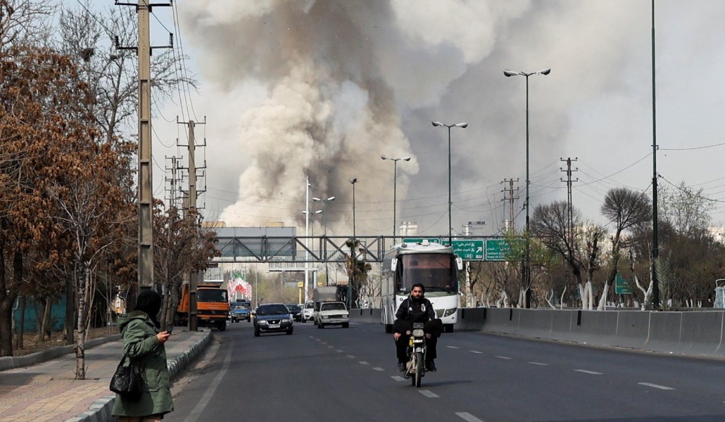 Humo tras un bombardeo en Teherán. Foto: CNS / Reuters / WANA.