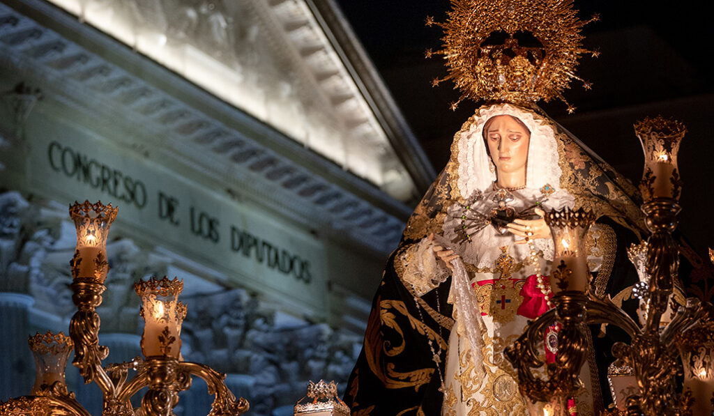 La Virgen pasa delante del Congreso.