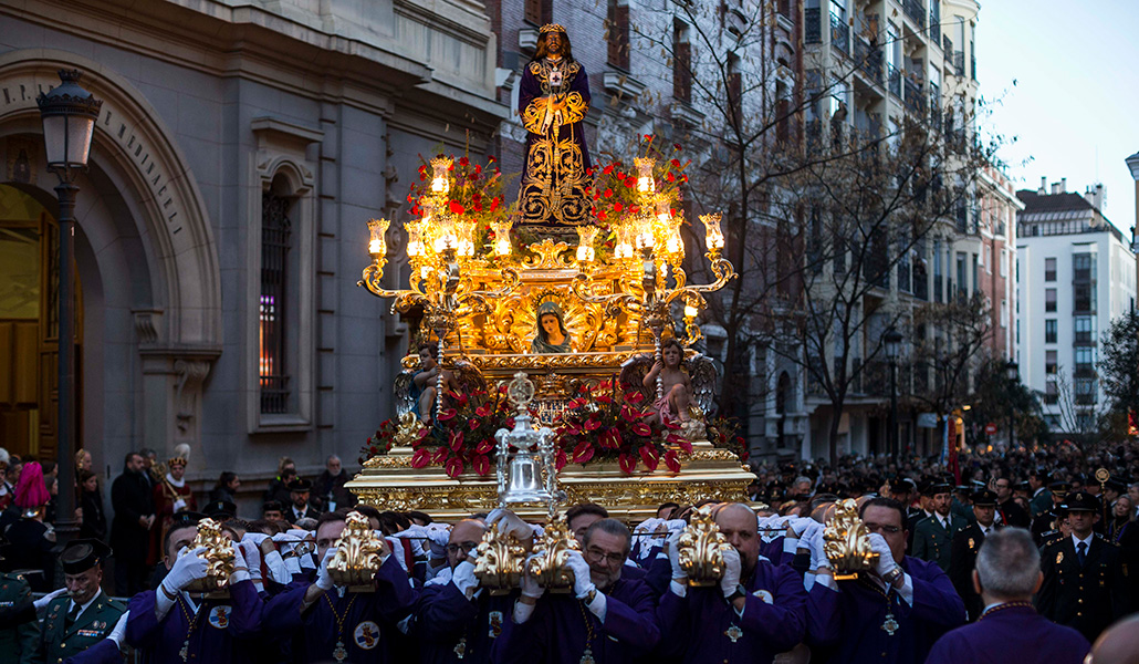 Muchos fieles aguardan desde primera hora de la mañana a que pase el Cristo.