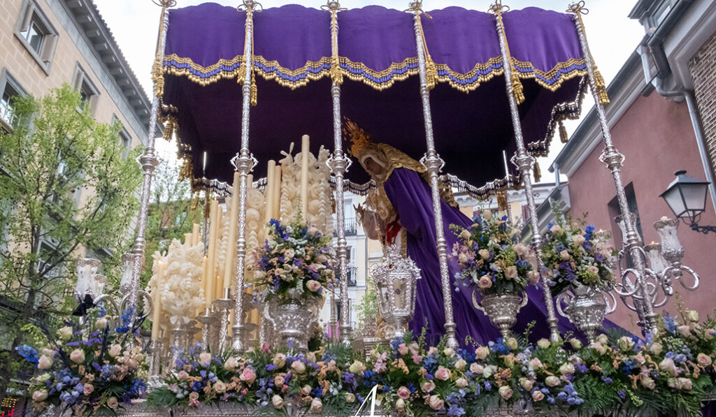 María Santísima del Dulce Nombre en su Soledad, tras salir de San Pedro el Viejo.