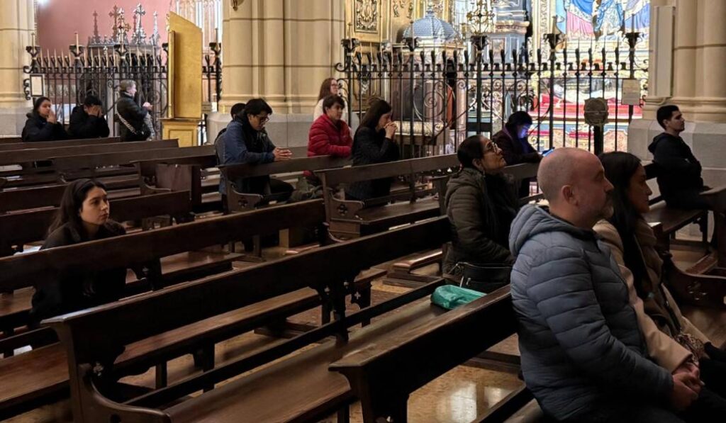 Jóvenes de la parroquia de la Santa Cruz ante el Santísimo. Foto cedida por la parroquia.