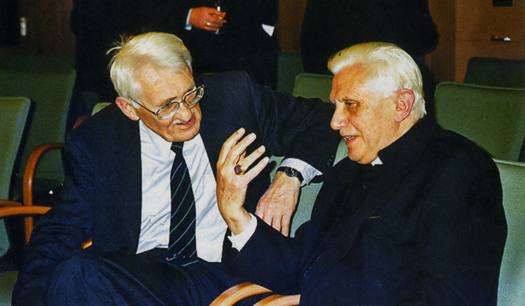 El entonces cardenal Joseph Ratzinger, con el filósofo alemán Jürgen Habermas.