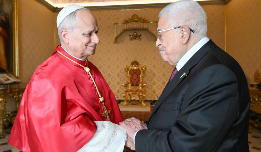 León XIV y Abás durante su encuentro.
