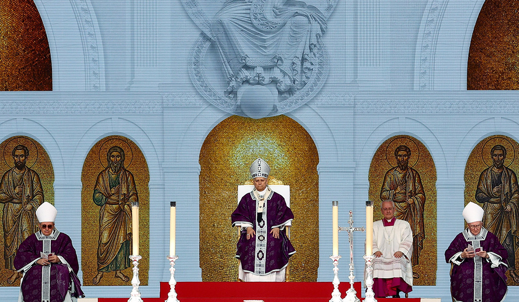 El Papa León XIV celebra una Misa pública en el Estadio Louis II, como parte de un viaje de un día a Mónaco, el 28 de marzo de 2026.