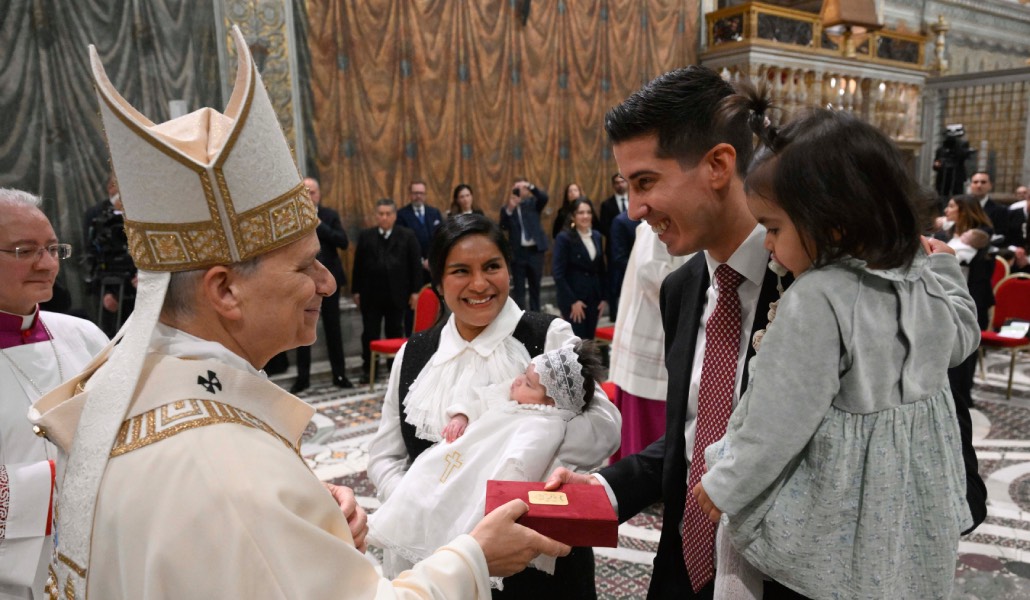 León XIV con una familia cuyo hijo bautizó, el 11 de enero. Foto: CNS / Vatican Media / Simone Risoluti.
