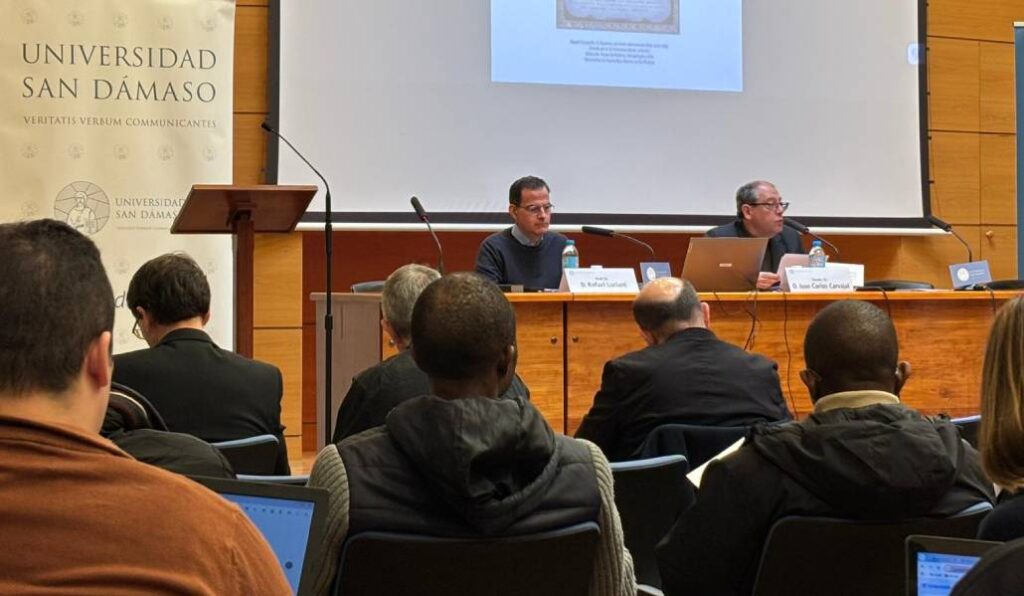 Luciani en una de sus intervenciones en San Dámaso. Foto: Luis Miguel Modino.