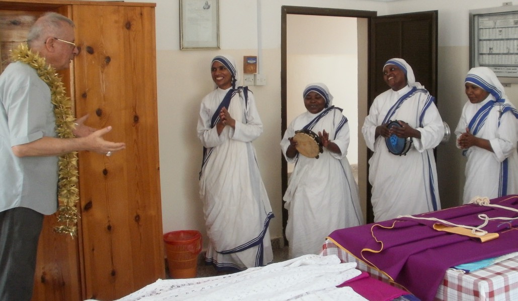 El vicario apostólico emérito, Paul Hinder, durante una visita a las misioneras de la Caridad. Foto: AVOSA.