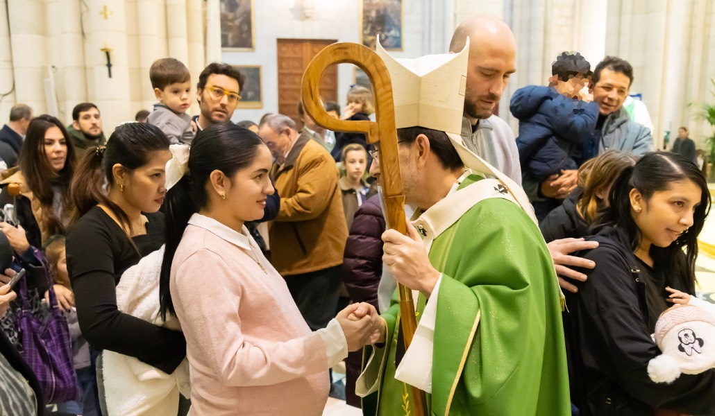 El arzobispo de Madrid saluda a embarazadas durante la presentación de niños a la Virgen con motivo de la Presentación del Señor. Foto: Archimadrid.