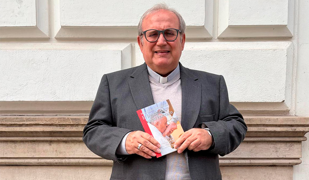 Manuel Bru con su libro