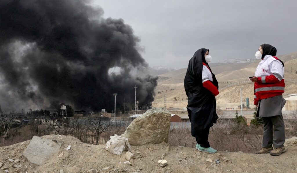 Incendio presuntamente causado por misiles israelies en Shahran (Irán). Foto: CNS / Reuters / WANA / Majid Asgaripour.