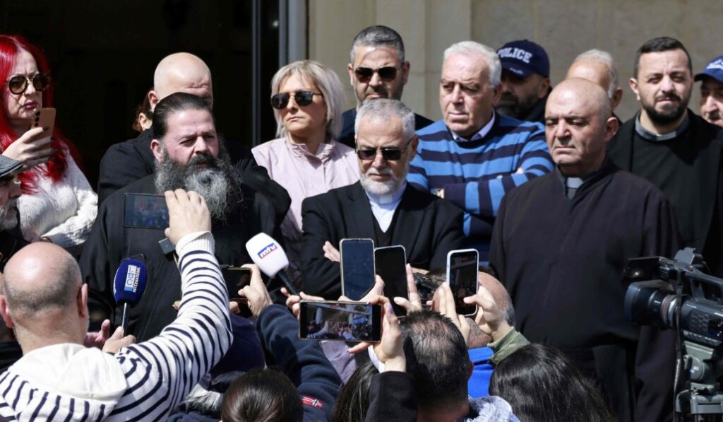 El Raï (derecha, sin pelo) comparece ante los medios con otros sacerdotes del sur del Líbano el 6 de marzo. Foto: AFP / Rabih Daher.