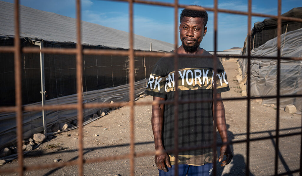 El ghanés delante de los invernaderos donde pasa ocho horas al día.