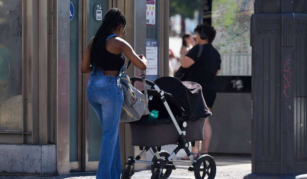 Una mujer con su hijo.