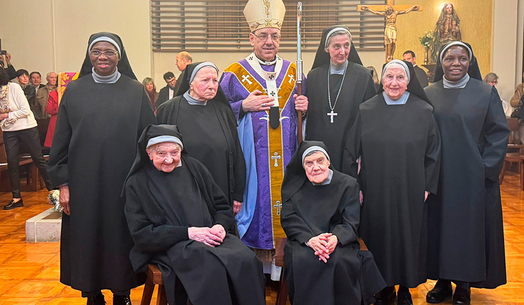 La comunidad benedictina durante la despedida con el arzobispo, Florencio Rosselló.