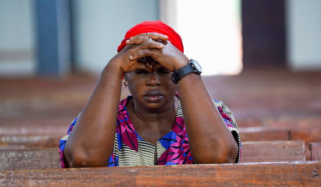 Una mujer ora en Nigeria por el fin de la persecución. Foto: CNS.