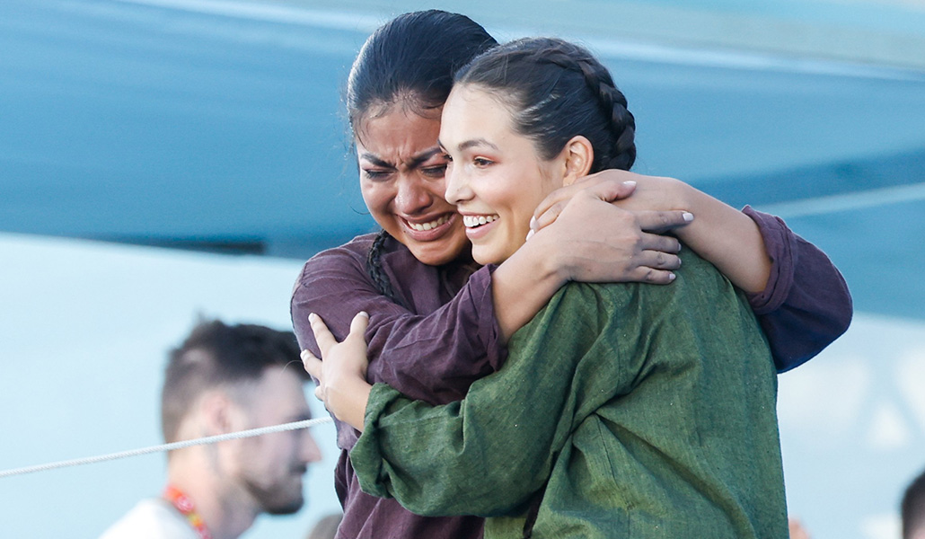 Dos jóvenes se abrazan durante la JMJ de Lisboa.