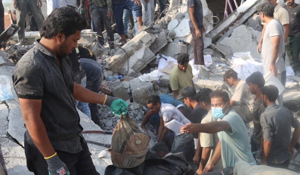 Personal de rescate en la escuela de Minab (Irán) golpeada por Israel. Foto: CNS / WANA / Abbas Zakeri.