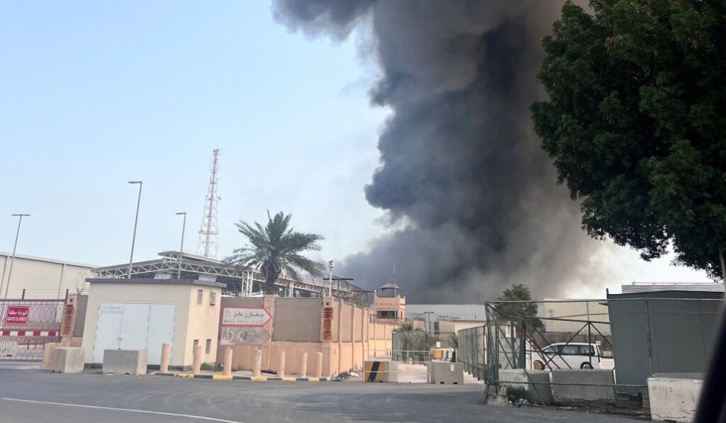 Humo en una base estadounidense en Baréin tras un ataque iraní. Foto: CNS / Reuters.