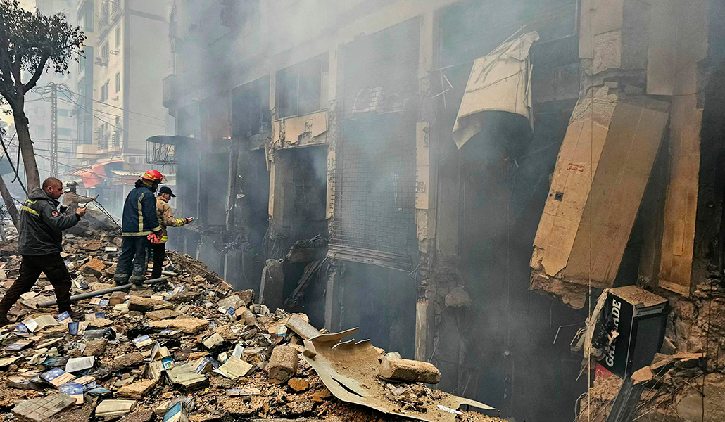 Equipos de rescate en el lugar donde ha caído un misil israelí en el barrio de Haret Hreik, en Beirut.