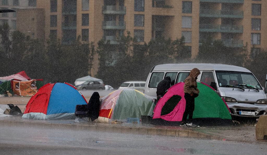 Muchos desplazados acampan en las calles de Beirut, incluso bajo las fuertes lluvias del 15 de marzo.
