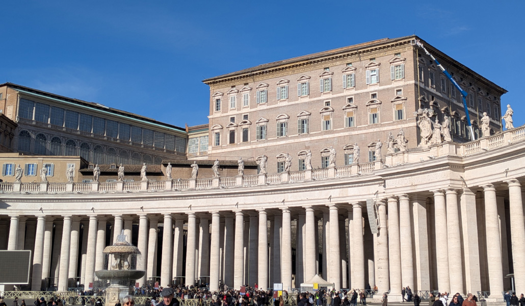 Operarios trabajan en la fachada con una plataforma elevadora el pasado martes.