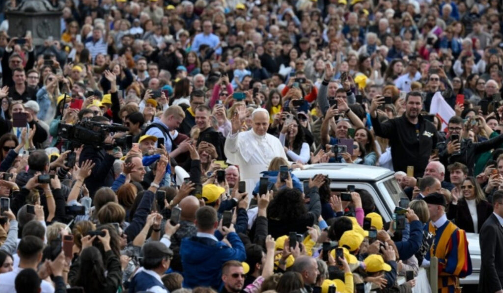El Papa León XIV llegando a la audiencia jubilar.