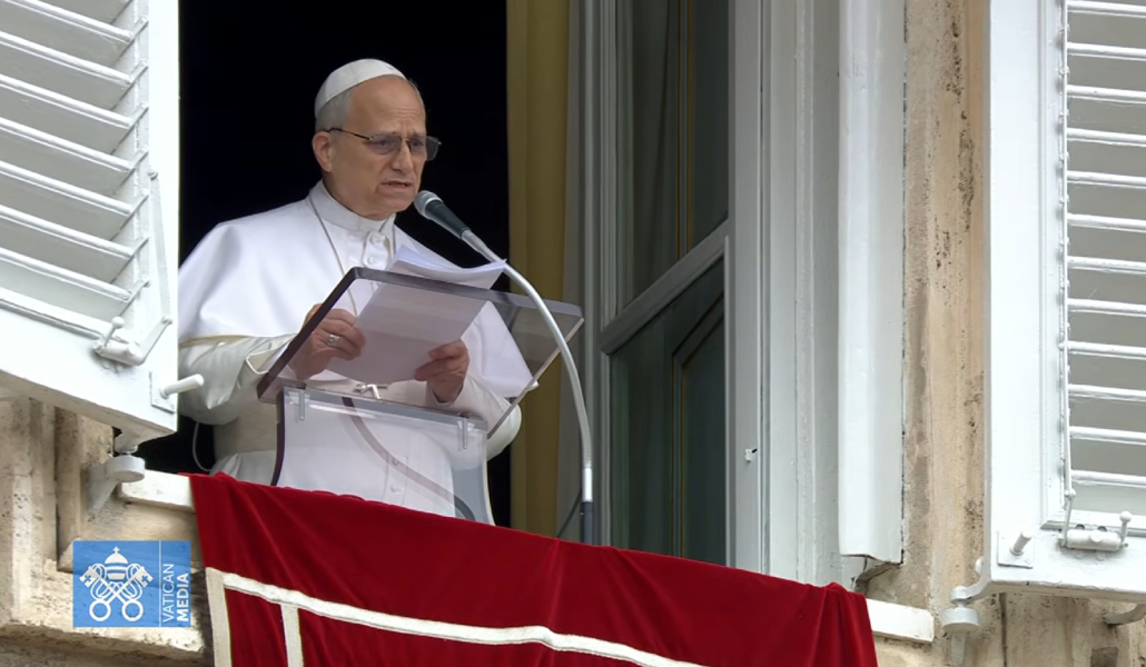 León XIV asomado al Palacio Apostólico.