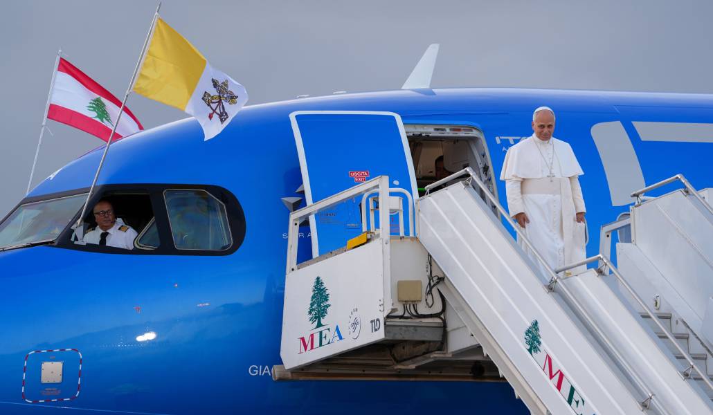 El Papa baja de un avión tras uno de sus viajes apostólicos. Foto: CNS.
