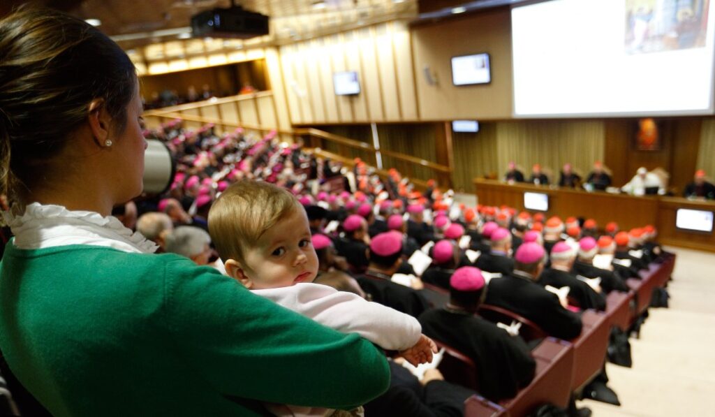 Una mujer con su hija durante el Sínodo sobre la familia, en 2015. Foto: CNS / Paul Haring.