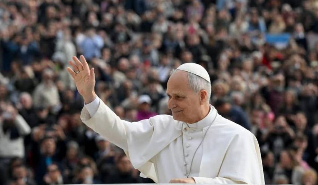 León XIV saluda a los peregrinos durante la audiencia. Foto: Vatican News.