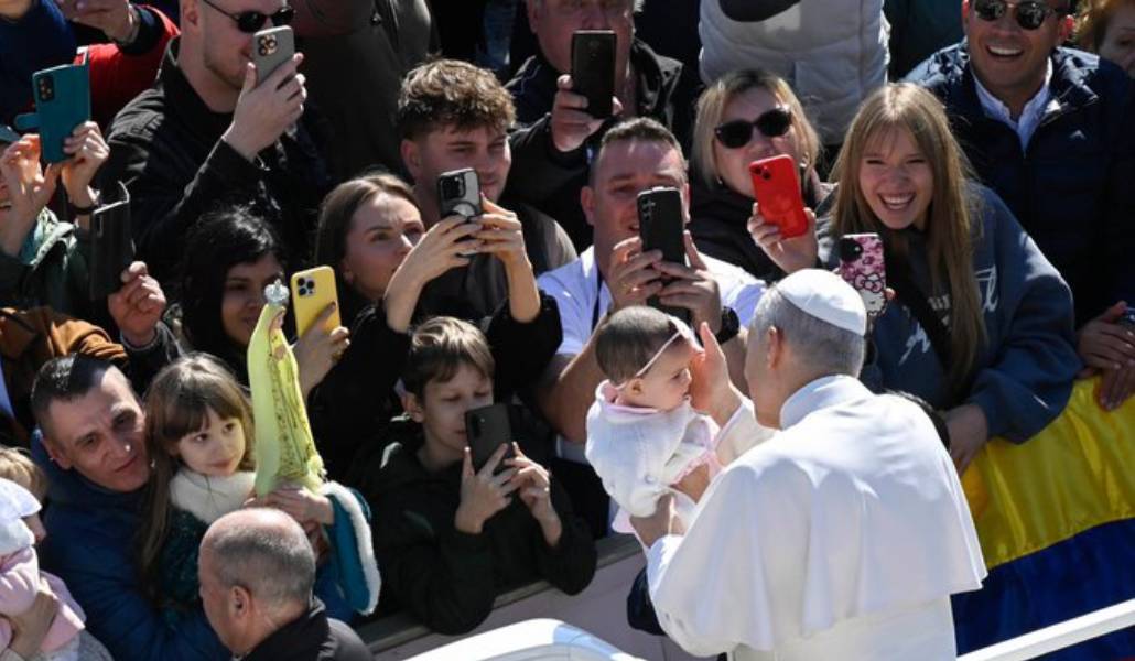 León XIV saluda a los fieles durante su catequesis semanal. Foto: Vatican News.