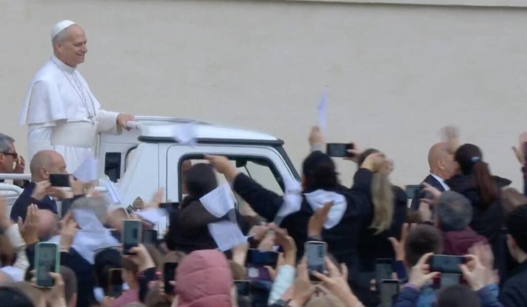 El Papa entre la gente antes de comenzar la audiencia. Foto: Vatican Media.