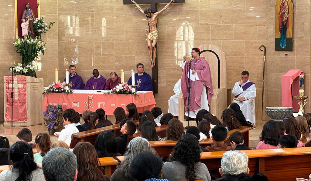 El cardenal en la parroquia Patrocinio de San José, el 15 de marzo, con motivo de su fiesta patronal.