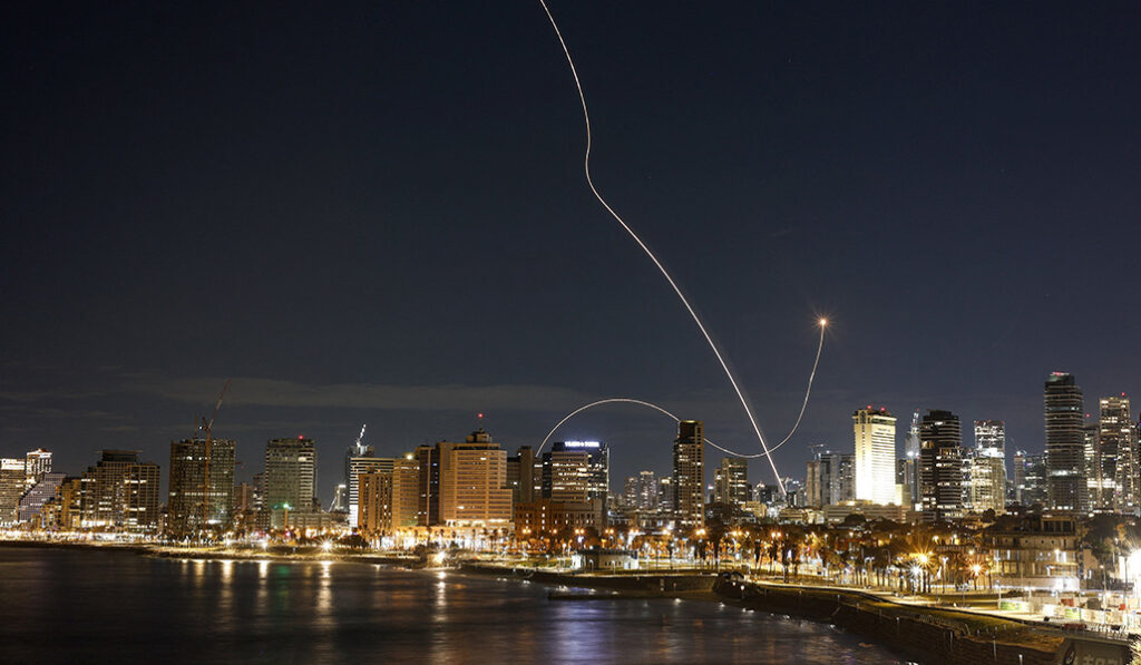 La Cúpula de Hierro de Israel intercepta misiles iraníes.