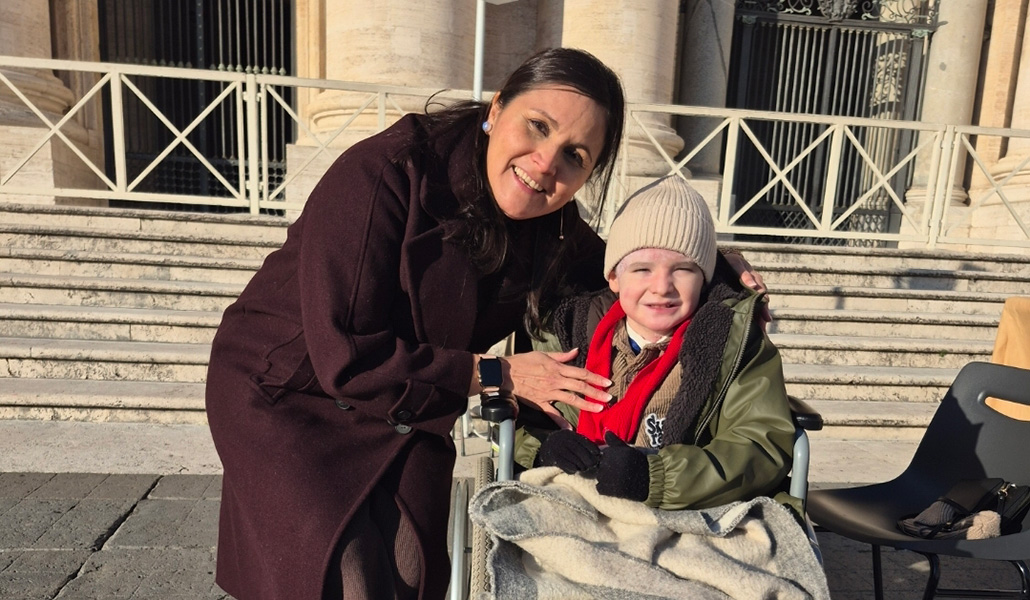 Eva y Mateo en la plaza de San Pedro