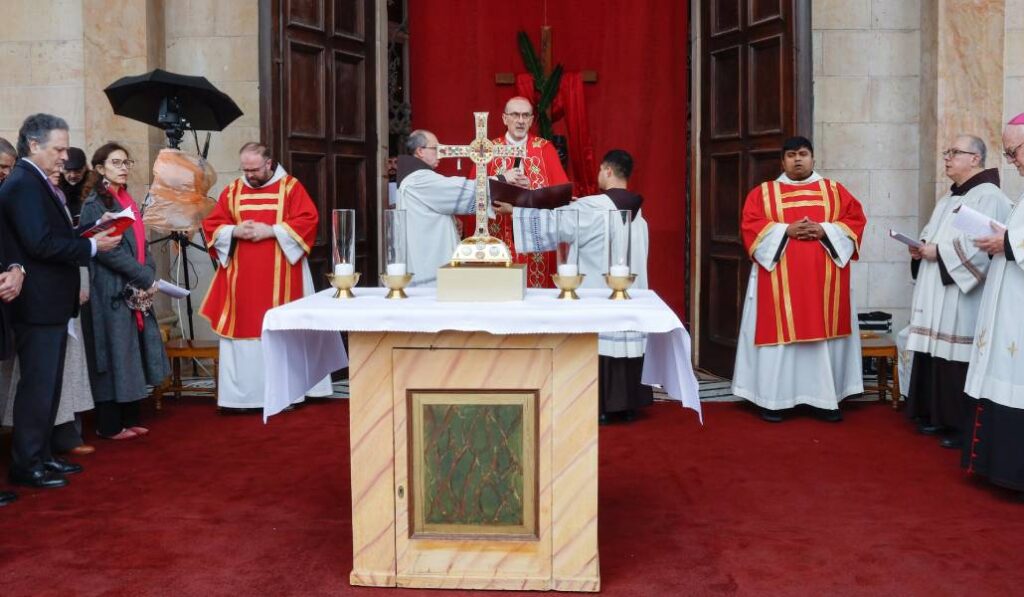Pizzaballa tuvo que celebrar el domingo de Ramos en un templo alternativo. Foto: EFE.