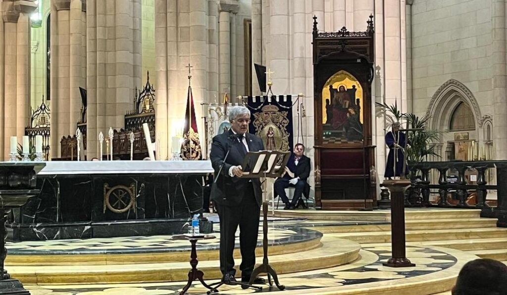 El pregonero durante su declamación en verso. Foto: C. S. A.