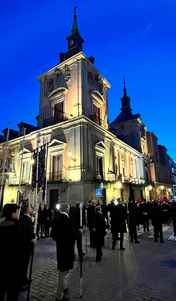 Las cofradías bajan de la plaza de la Villa a la catedral.