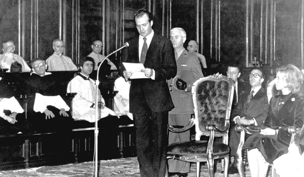Los reyes Juan Carlos I y Sofía en Santa María la Mayor el 10 de febrero de 1977.