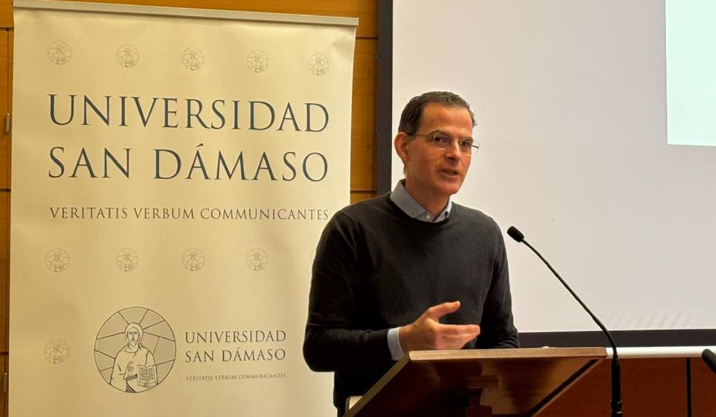 Rafael Luciani durante una de sus conferencias en la Universidad San Dámaso. Foto: UESD.