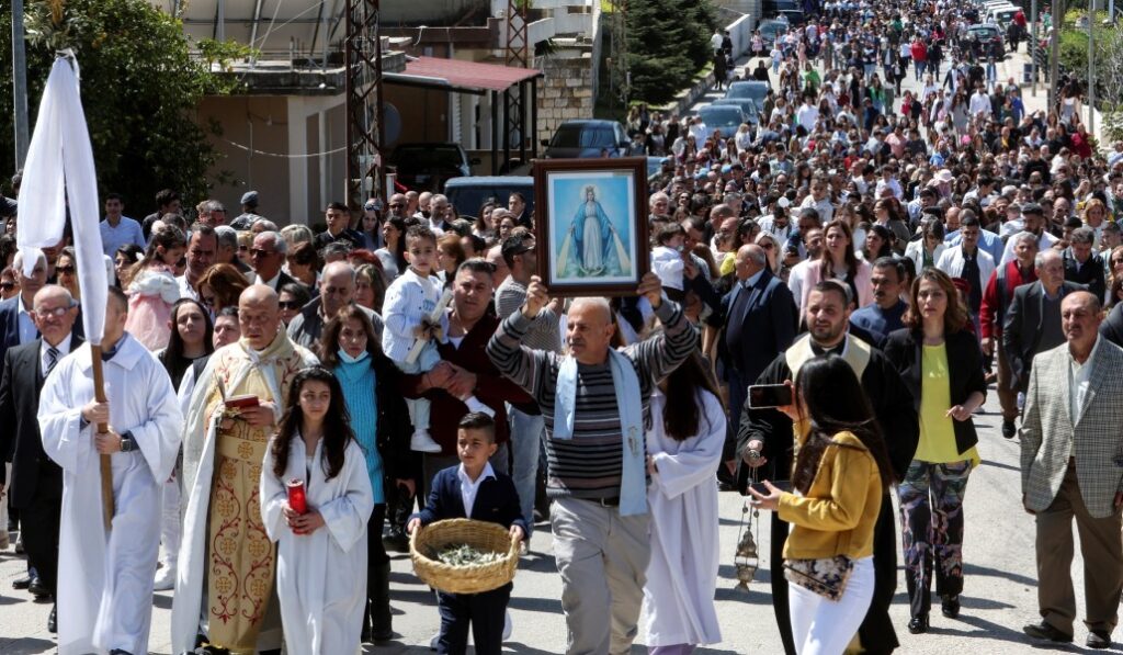Procesión del Domingo de Ramos en Qlayaa en 2023, con el padre El Raï a la izquierda. Foto: CNS / Reuters / Aziz Taher.